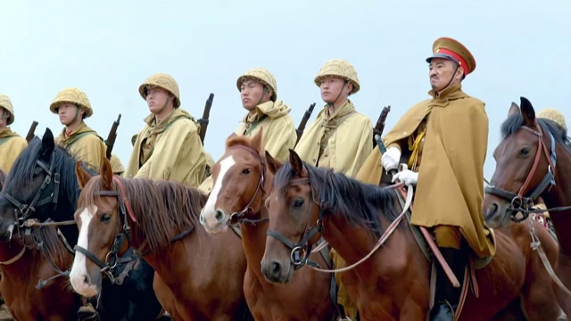 国军骑兵跟日本骑兵对持不下,这时泥鳅打洞了,鬼子死得有点惨
