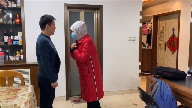 霞姐穿新衣服回北京,刚进家夫妻俩对话真幽默,逗得闺女哈哈笑