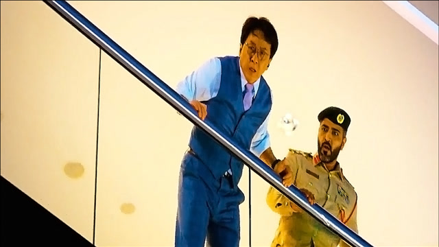 成龙经典名场面:66岁的龙叔开始走楼梯了,岁月不饶人啊!