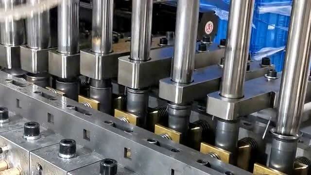 机械手传递模拉伸模具,这样的高科技产品是老板花重金买的,工作效率