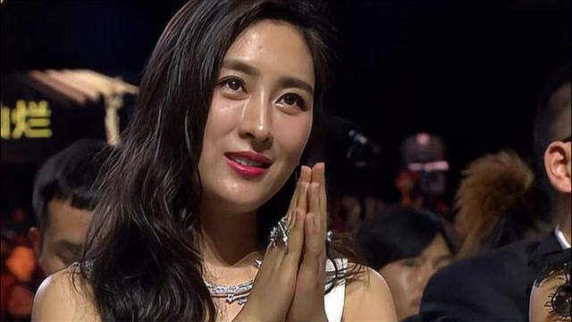 赵丽颖拿奖拿的手软,谁注意到马苏的表情,网友:酸了!