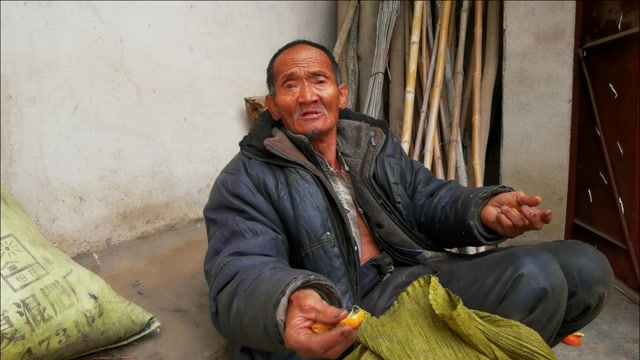 农村老人是如何看待金钱的,71岁大爷说出一番话,听完感悟很深