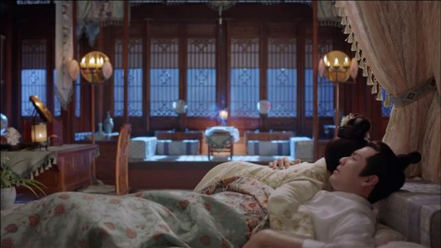 戏中钟汉良为了待在谭松韵的房里,竟然将自己房里的窗户砸了.