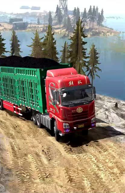 这辆百吨王大货车马力不小呀 上坡起步看起来一点不吃力