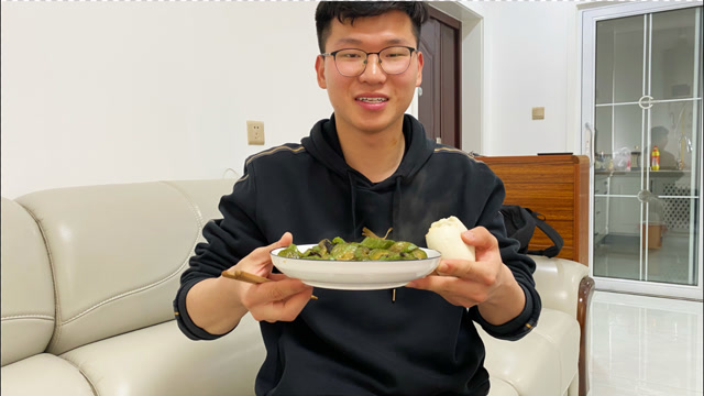 农村俩男人大城市创业吃饭10块钱,小涛不敢让女朋友看,没钱自卑