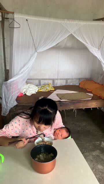 农村女人生完孩子,月子里抱着婴儿吃饭,太让人心疼了!