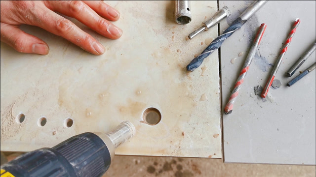 给瓷砖钻孔太难了,总担心把瓷砖钻裂怎么办?教你个方法轻松钻孔