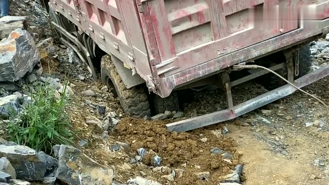 货车深陷泥潭,挖机轻松一拉就出来,厉害!