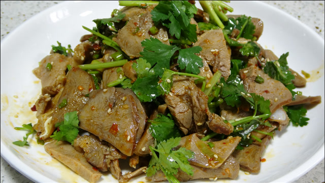 下酒菜"凉拌猪舌"的家常做法,简单易学,家里来客再也不怕了