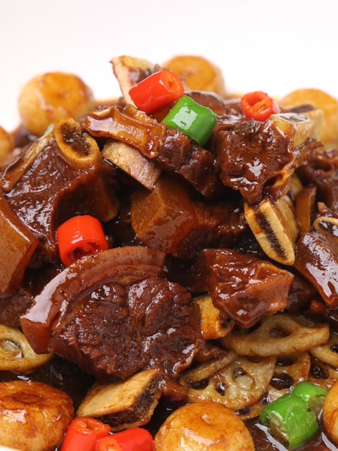 独蒜烧带皮牛肋排你吃过吗,牛肉鲜香,味道纯正,蒜香诱人,你想试试吗?