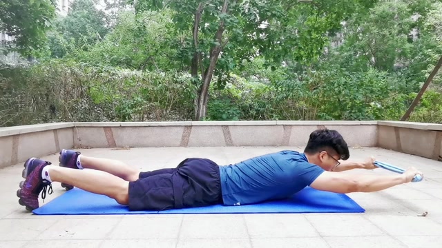 动作准备:俯卧双臂上举