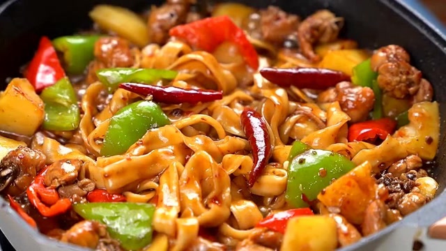 跟着厨娘学做的土豆鸡块焖面,一点汤汁都没剩!