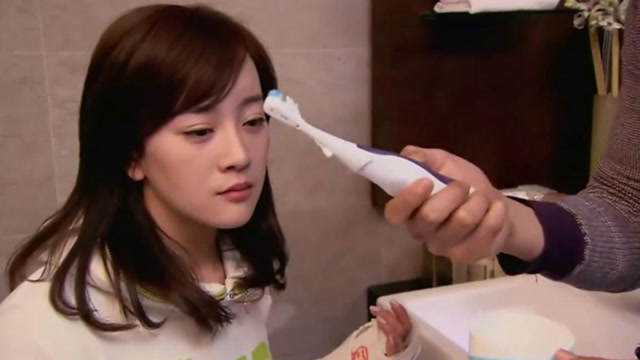 牵牛的夏天:牵牛照顾童小夏,给童小夏刷牙,这可太搞笑了!