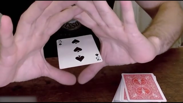 魔术教学:教你一招魔术,扑克牌悬空,太神奇了
