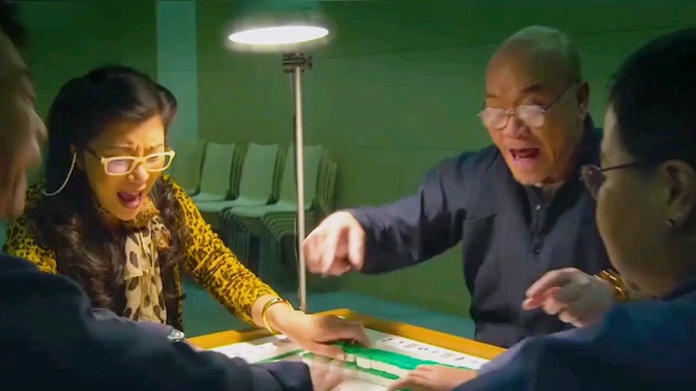 电影:四人在殡仪馆打麻将,没打两圈,肩膀就疼痛难忍