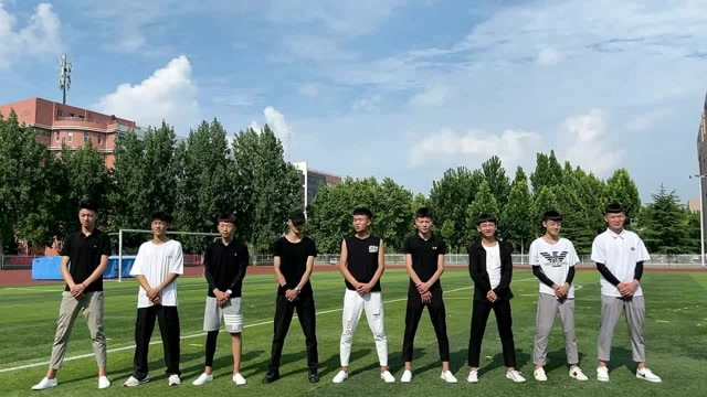 男人要帅想学跳舞蹈,一群90后帅哥舞姿潇洒帅气,不知吸引了多少美女!