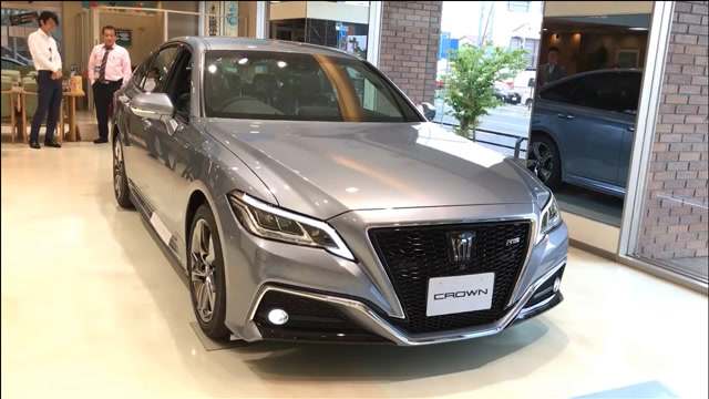 2022款丰田皇冠到店,整车比奥迪a6还漂亮,20万起买不买自己定