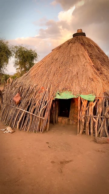 这就是非洲原始部落大老婆的房间,走进去一看,生活条件还不错