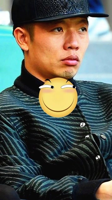 国足名场面!张稀哲"戴帽"梗笑翻全场,球迷太有才了