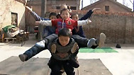 杂技儿童艰难寻梦泪洒现场
