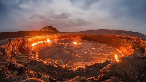 百年地下火山喷射岩浆聚集成湖 火焰翻滚如地狱入口