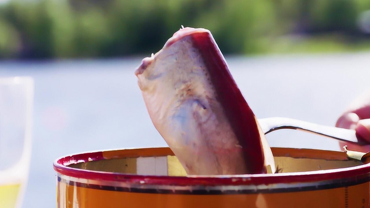 高能预警鲱鱼罐头一开盖隔着屏幕仿佛都闻到了味道