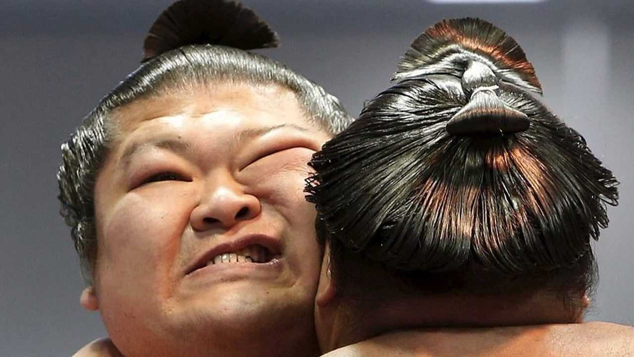全景体坛搞笑一幕日本相扑比赛裁判被选手扑倒了