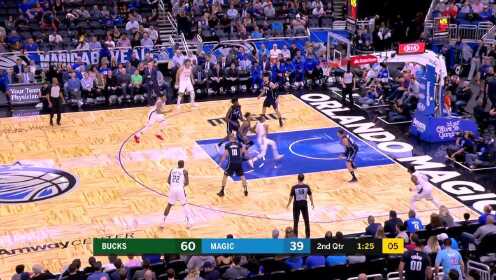 《NBA比赛集锦》【扣篮】希尔挡拆后杀入内线 单手扣篮将自己摔出场外