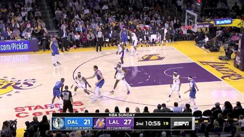 《NBA全场回放》【回放】独行侠vs湖人第2节 詹姆斯霍华德频频连线献暴扣