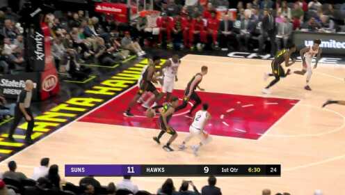 《NBA全场集锦》人群中穿梭！特雷杨一路闪转腾挪突进飞身上篮