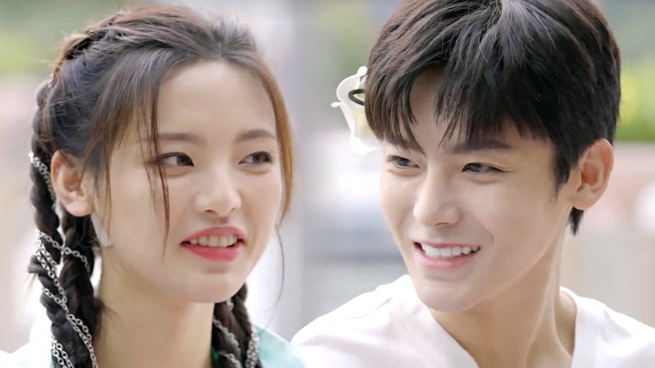 花絮:杨超越侯明昊海边小摊买买买