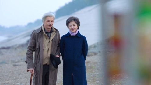 《爱情的边疆》第五十一集03：维卡和文艺秋江边散步，竟要比赛看谁活得更久