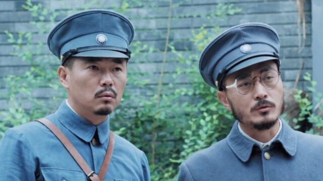 《兄弟营》第13集01:沙龙被人踹了一脚,踹他的人在他口袋里放了一个