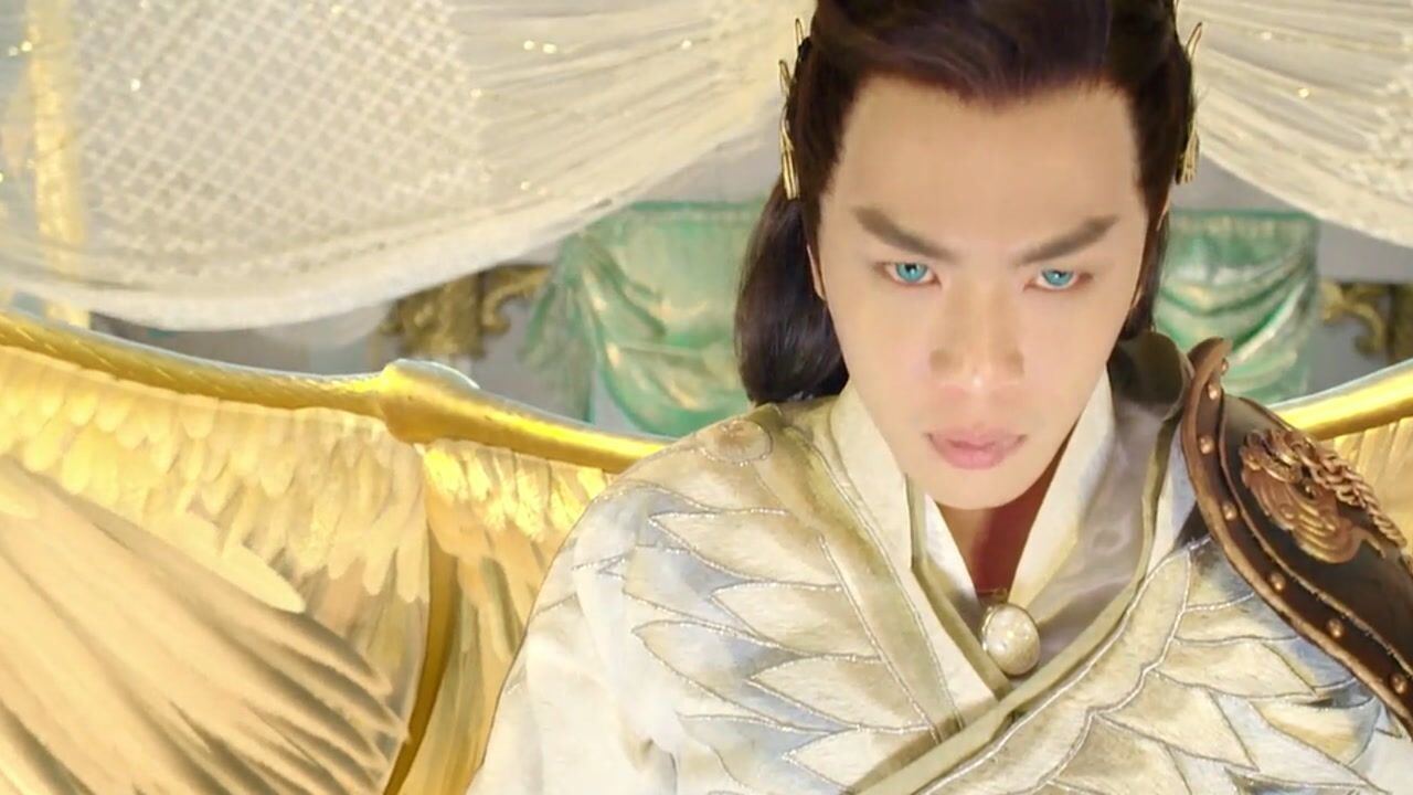 《九州天空城》第23集01:风天逸生出了双翼,还是金色的,风刃惊呆了