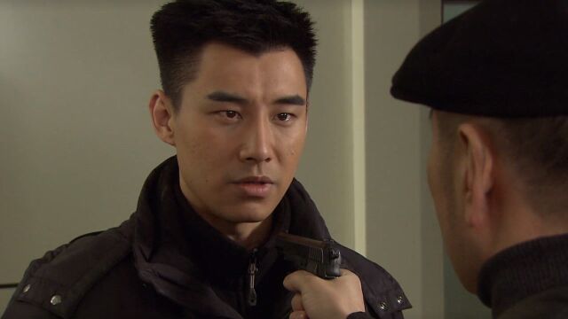 《正义无限》第23集02:韩风持枪威胁谢书,不料谢书丝毫不惧
