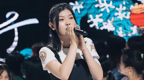 一支榴莲《海底》初登明日舞台,用细腻歌声安慰孤独灵魂