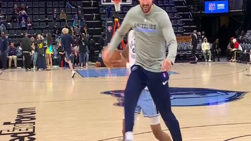 《NBA全场集锦》拿球当炮弹互殴！ 莫兰特赢了小游戏拿上手机跑路比个耶