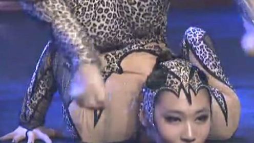 中国第一“美女蛇”魏炜带来柔术表演