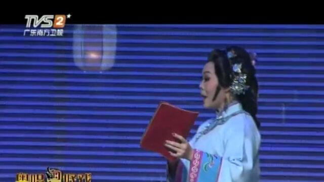 选手们登台献上精彩的曲艺演出