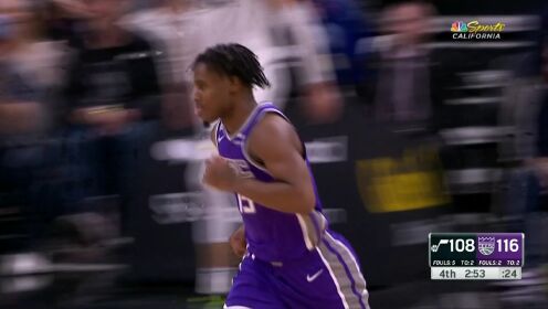 《NBA全场集锦》禁区之中翻江倒海 米切尔无视防守转身上篮打进