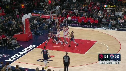 《NBA全场集锦》直接往篮下扔就行了 范弗利特连线珀尔特尔空接暴扣