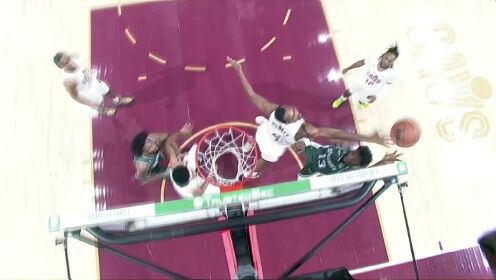 《NBA骑士》篮下遮天蔽日 莫布里伸出弥天长臂完成封盖