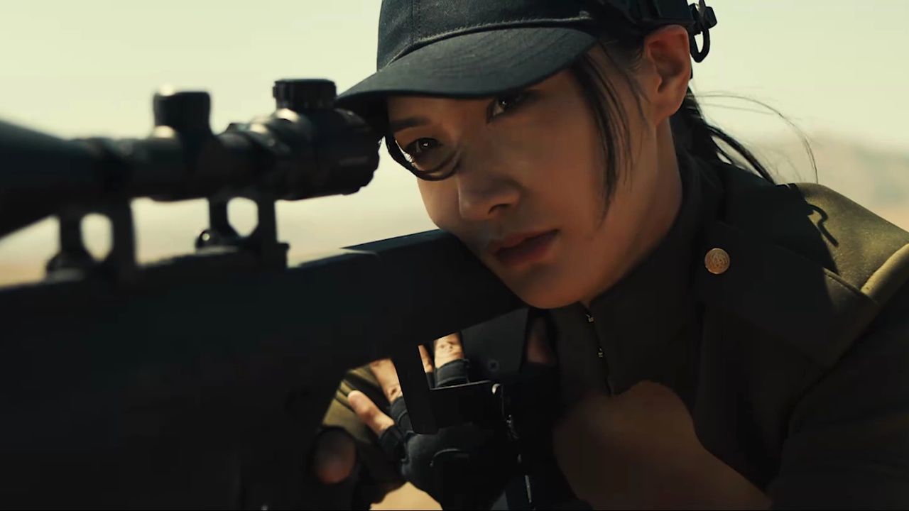 枪枪爆头!疯批女狙击手对狙皮裤美女