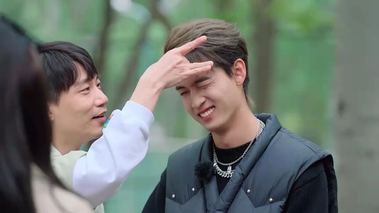 抢先看:秦霄贤何九华欢乐晨练,显眼包藏不住了