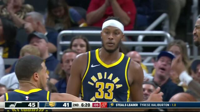 篮下一柱擎天！特纳接哈利伯顿妙传无视防守强硬打进2+1