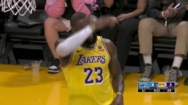 拉塞尔快攻单手劈扣 皓篮球：力劈喜马拉雅山！来自我拉塞尔