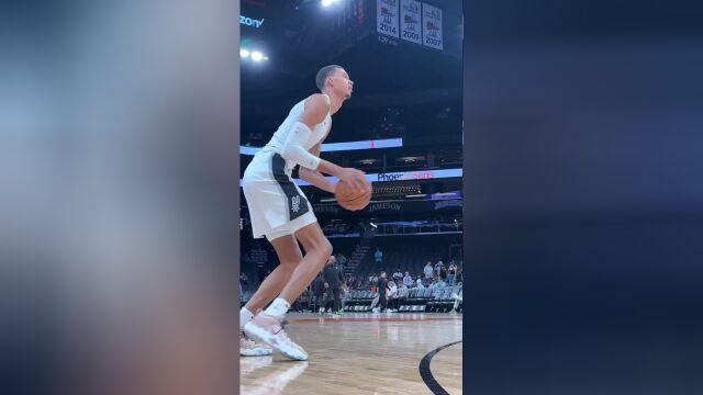 布克文班抵达球馆 布克复出将率队复仇文班亚马能否抵住压力？