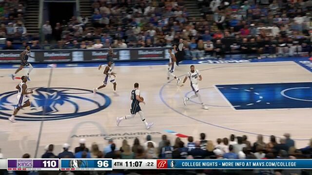 东契奇背打福克斯 旋转跳跃突破挑篮命中