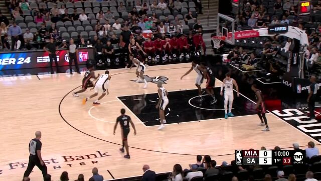 展示顶级天赋！文班亚马镇守篮下送海史密斯遮天大帽