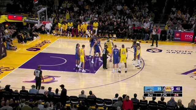 老詹上篮偏出 杨毅感叹：人老先老腿